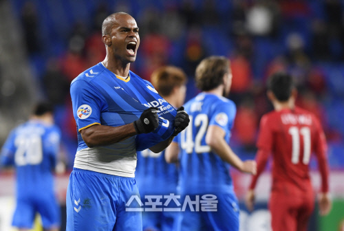 울산 현대 주니오가 지난해 3월13일 울산문수경기장에서 열린 상하이 상강전에서 후반 선제골을 넣은 뒤 포효하고 있다.