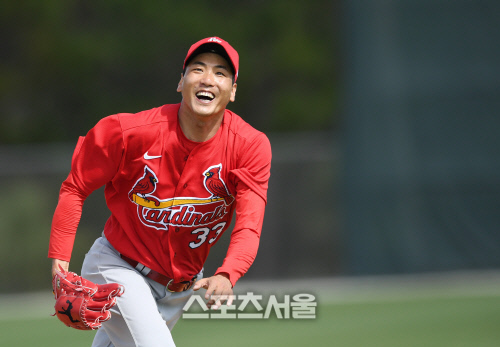 미국 메이저리그 세인트루이스 카디널스 김광현이 13일(한국시간) 플로리다 로저딘 셰보레 스타디움에서 열린 스프링캠프에 참가해 수비 훈련을 하고 있다.2020.2.13.주피터(미 플로리다주) 최승섭기자 | thunder@sportsseoul.com