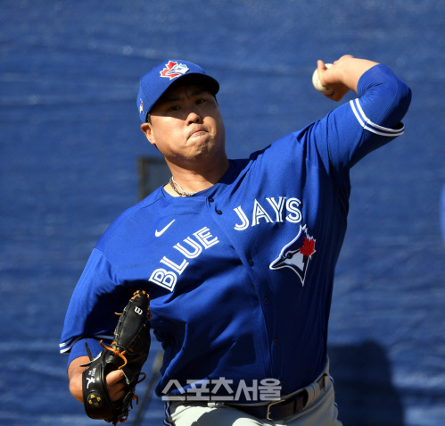 토론토 블루제이스 류현진이 17일(한국시간) 플로리다 더니든 바비 매틱 트레이닝 센터에서 열린 스프링캠프에 참가해 불펜 피칭을 하고 있다.2020. 2.17.더니든(미 플로리다주) 최승섭기자 | thunder@sportsseoul.com