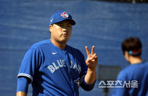 토론토 블루제이스 류현진이 17일(한국시간) 플로리다 더니든 바비 매틱 트레이닝 센터에서 열린 스프링캠프에 참가해 불펜 피칭 중 그립체크 하겠다는 사인을 보내고 있다. 2020. 2.17.더니든(미 플로리다주) 최승섭기자 | thunder@sportsseoul.com