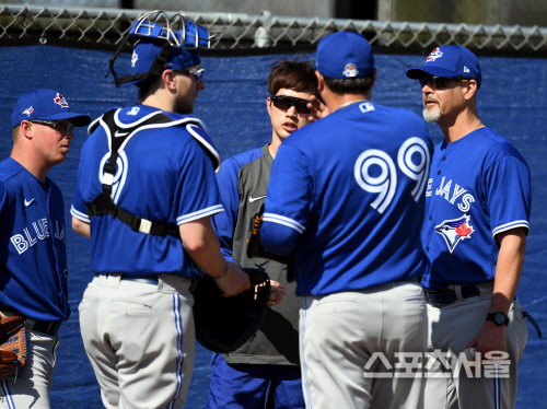 토론토 블루제이스 류현진이 17일(한국시간) 플로리다 더니든 바비 매틱 트레이닝 센터에서 열린 스프링캠프에 참가해 불펜피칭 후 피트 워커 투수코치와 그립에 대해 이야기를 하고 있다. 왼쪽은 트렌트 숀튼. 더니든(미 플로리다주) 최승섭기자 | thunder@sportsseoul.com