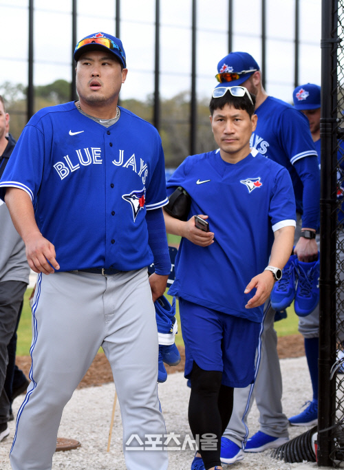 토론토 블루제이스 류현진이 오전 훈련을 마친 후 버스로 향하고 있다. 옆은 김병곤 트레이닝 코치  2020. 2.15. 더니든(미 플로리다주) 최승섭기자 | thunder@sportsseoul.com