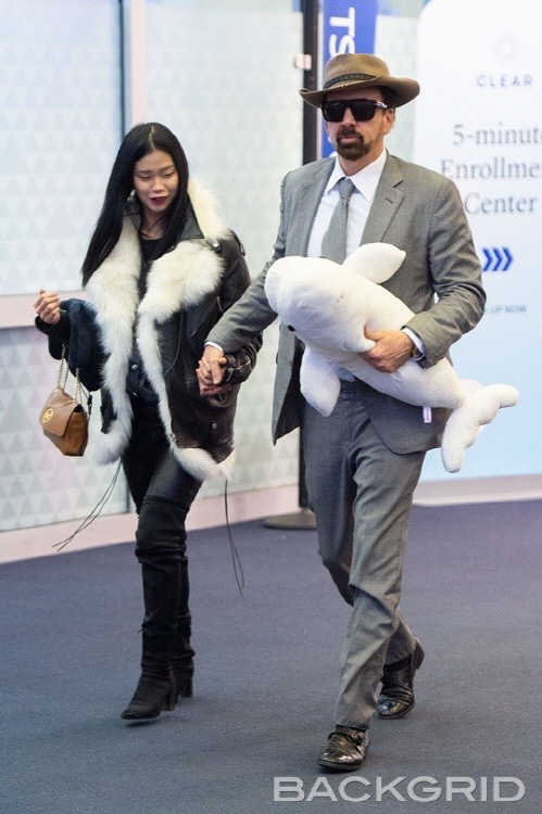 할리우드 배우 니콜라스 케이지(오른쪽)가 1일(한국시간) 미국 뉴욕에서 새로운 여자친구와 데이트를 즐기는 모습이 공개됐다. 출처|백그리드