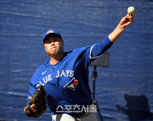 토론토 블루제이스 류현진이 17일(한국시간) 플로리다 더니든 바비 매틱 트레이닝 센터에서 열린 스프링캠프에 참가해 불펜 피칭을 하고 있다. 더니든(미 플로리다주) 최승섭기자 | thunder@sportsseoul.com