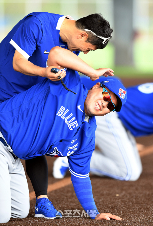 토론토 블루제이스 류현진이 15일(한국시간) 플로리다 더니든 바비 매틱 트레이닝 센터에서 열린 스프링캠프에 참가해 스트레칭을 하고 있다. 2020. 2.15.더니든(미 플로리다주) 최승섭기자 | thunder@sportsseoul.com