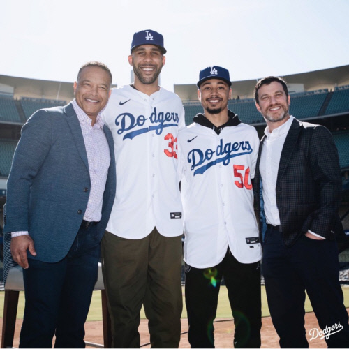 LA 다저스 유니폼을 입은 데이비드 프라이스(왼쪽에서 두 번째),와 무키 베츠(왼쪽에서 세 번째. | LA 다저스 SNS 캡처