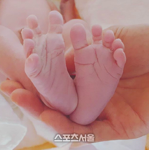 박진영이 9일 태어난 둘째딸의 작은 발을 공개하며 출산을 알렸다. 출처|박진영 인스타그램
