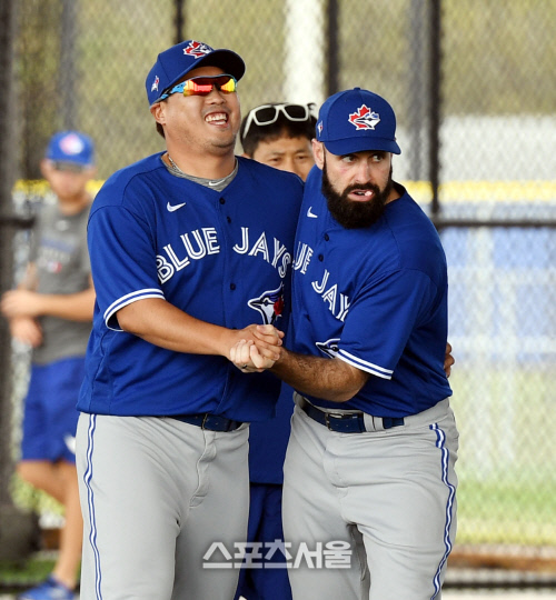 토론토 블루제이스 류현진이 15일(한국시간) 플로리다 더니든 바비 매틱 트레이닝 센터에서 열린 스프링캠프에서 훈련 도중 동료 맷 슈메이커와 장난을 치고 있다. 더니든(미 플로리다주) 최승섭기자 | thunder@sportsseoul.com
