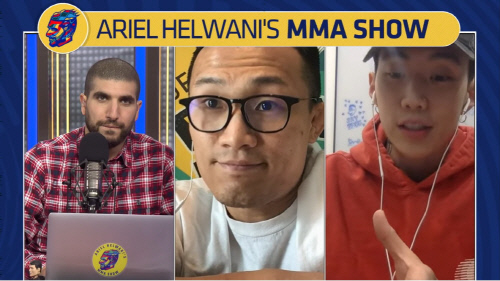 지난 2월10일 ‘코리안좀비’ 정찬성(가운데)이 미국 ESPN MMA ‘아리엘 헬와니쇼’에 출연, 화상인터뷰를 진행한 가운데 박재범(오른쪽)이 통역하고 있다. 출처|ESPN MMA