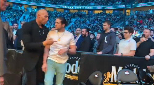 미국 UFC 페더급 랭킹 2위 브라이언 오르테가(왼쪽에서 두번째)가 8일 미국 라스베이거스에서 열린 UFC 248 대회에서 객석에 있던 박재범을 폭행한 뒤 스태프에게 끌려나오고 있다. 출처|WAssuh