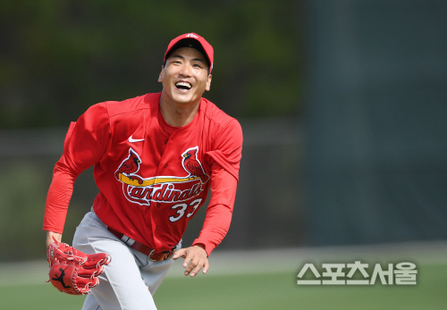 미국 메이저리그 세인트루이스 카디널스 김광현이 13일(한국시간) 플로리다 로저딘 셰보레 스타디움에서 열린 스프링캠프에 참가해 수비 훈련을 하고 있다. 주피터(미 플로리다주) 최승섭기자 | thunder@sportsseoul.com