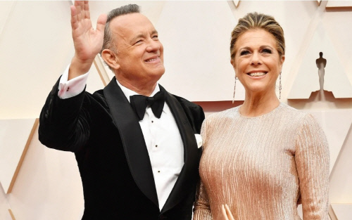 할리우드 스타 톰 행크스(왼쪽)와 리타 윌슨 부부가 12일 호주에서 코로나19 확진판정을 받았다는 소식을 전했다. 출처|버라이어티