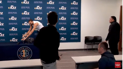 NBA 유타재즈의 루디 고베어(왼쪽)가 지난 10일(현지시간) 팀 기자회견을 마치고 나가다가 테이블 위에 놓인 마이크 등을 손으로 만지고 있다. 출처|라프프로덕션