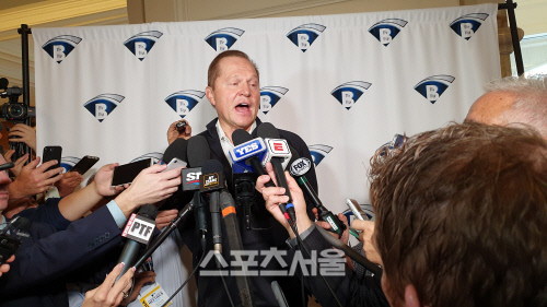 윈터미팅에서 기자들의 질문에 답하고 있는 스캇 보라스. 샌디에이고 | 길성용객원기자