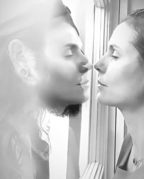 세계적인 모델 겸 방송인 하이디 클룸(오른쪽)이 15일(현지시간) 코로나19 검사 결과를 기다리며 유리창 너머로 남편과 키스하고 있다. 출처|클룸SNS