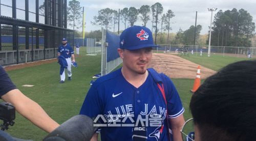 토론토 포수 리즈 맥과이어가 14일 훈련을 마치고 취재진과 인터뷰를 하고 있다. 더니든(미 플로리다주) | 서장원기자 superpower@sportsseoul.com