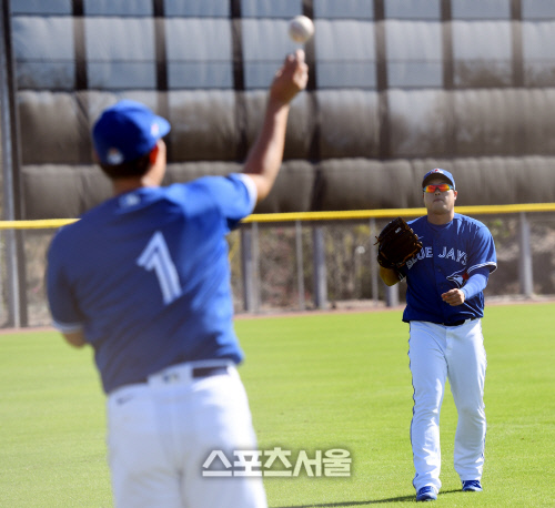 토론토 블루제이스 류현진이 16일(한국시간) 플로리다 더니든 바비 매틱 트레이닝 센터에서 열린 스프링캠프에 참가해 야마구치 슌과 롱토스를 하고 있다. 더니든(미 플로리다주) 최승섭기자 | thunder@sportsseoul.com