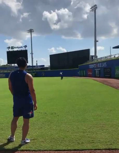 류현진과 캐치볼하는 야마구치. 캡쳐 | 야마구치 인스타