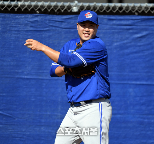 토론토 블루제이스 류현진이 17일(한국시간) 플로리다 더니든 바비 매틱 트레이닝 센터에서 열린 스프링캠프에 참가해 불펜 피칭 전 웃고 있다. 2020. 2.17. 더니든(미 플로리다주) 최승섭기자 | thunder@sportsseoul.com