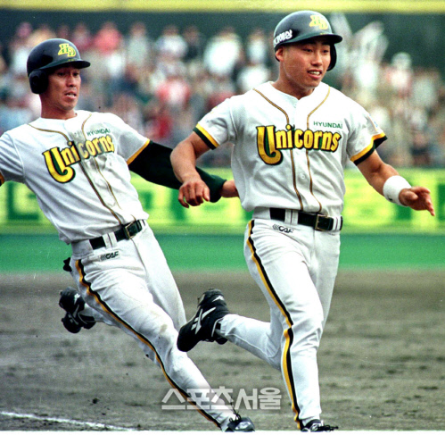 전준호의 빠른 발을 증명하는 장면 하나. 1998년 5월 17일 인천 삼성전에서 장정석의 중월 2루타 때 2루에 있던 최만호(오른쪽)과 부딪힐 듯 한 기세로 함께 득점하고 있다. (스포츠서울 DB)