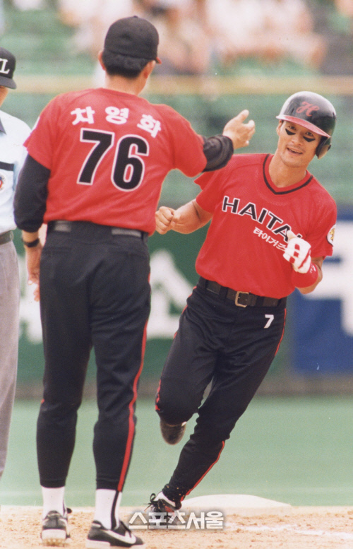 해태 부동의 1번타자 이종범은 경기시작 차임벨이 끝나는 순간 홈런을 쏘아 올리기로 유명했는데, 그가 현역시절 동안 1회초(20개), 말(24개)에 때려낸 44홈런은 불멸의 기록으로 남아있다. (스포츠서울DB)