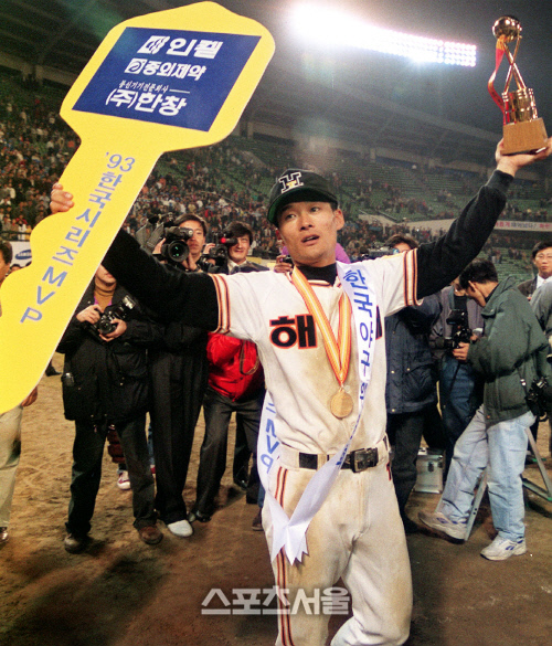 대졸(건국대) 신인 유격수로 해태 우승을 이끈 이종범은 정규시즌 신인왕을 놓친 한풀이를 한국시리즈에서 원없이 했다. 1993년 한국시리즈 MVP를 차지한 뒤 환호하고 있는 이종범.(스포츠서울 DB)
