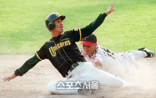 롯데와 현대, 히어로즈 등에서 19시즌을 뛴 전준호는 아직도 깨지지 않는 550도루를 기록해 ‘대도’로 남아있다. 현대시절인 1999년 5월 30일 잠실 LG전 연장 10회초 1사 1루 때 김인호의 내야안타 때 3루까지 내달아 세이프 되고 있는 전준호(왼쪽). (스포츠서울DB)