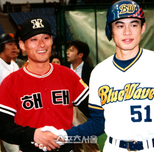 1993년 한일슈퍼게임 당시 일본 프로야구 평정에 나선 ‘타격천재’ 스즈키 이치로(오른쪽)와 역사적인 첫 만남 장면이다. 한일을 대표하는 부동의 리드오프로 양국 프로야구 발전에 엄청난 기여를 한 선수로 평가받고 있다.(스포츠서울 DB)
