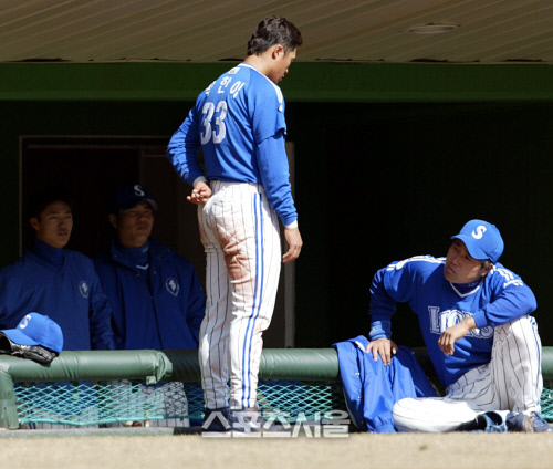 삼성 왕조의 기틀을 다진 박한이(왼쪽)도 ‘강한 2번타자’ 계보를 이었다. 대졸 3년차로 접어들던 2003년 시범경기에서 주루플레이 실수로 팀 선배 양준혁에게 지적을 받고 있는 모습이 격세지감이다.(스포츠서울 DB)