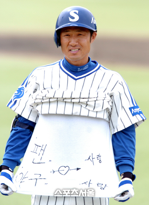 전성기로 볼 수 있는 2004년 삼성 유니폼을 입은 박종호가 34연속경기 안타로 당시 아시아신기록을 수립한 뒤 속옷 세리머니를 하고 있다. 박종호는 39연속경기 안타 기록을 보유 중이다. 최승섭기자 thunder@sportsseoul.com