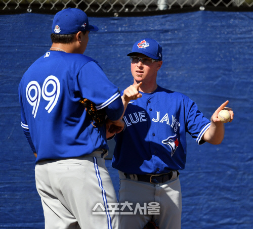 토론토 블루제이스 류현진 플로리다 더니든 바비 매틱 트레이닝 센터에서 열린 스프링캠프에 참가해 불펜 피칭 후 트렌트 숀튼과 이야기를 나누고 있다. 더니든(미 플로리다주) 최승섭기자 | thunder@sportsseoul.com