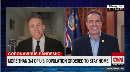 앤드류 쿠오모(오른쪽) 뉴욕주지사의 동생이자 CNN방송 앵커인 크리스 쿠오모가 코로나19 양성 판정을 받았다. 사진은 크리스가 진행하는 CNN 뉴스에 출연한 두 형제의 모습. 출처|CNN