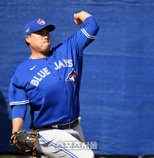 토론토 블루제이스 류현진이 17일(한국시간) 플로리다 더니든 바비 매틱 트레이닝 센터에서 열린 스프링캠프에 참가해 불펜 피칭을 하고 있다. 더니든(미 플로리다주) 최승섭기자 | thunder@sportsseoul.com