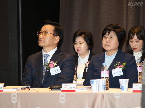 KLPGA 김상열 회장과 강춘자 수석부회장이 지난해 열린 정기총회에서 나란히 앉아 현황 보고 받고 있다. 사진제공 | KLGPA