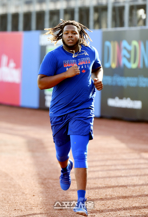 토론토 블루제이스 블라디미르 게레로 주니어가 15일(한국시간) 플로리다 더니든 TD 볼파크에서 리닝을 하고 있다. 더니든(미 플로리다주) 최승섭기자 | thunder@sportsseoul.com