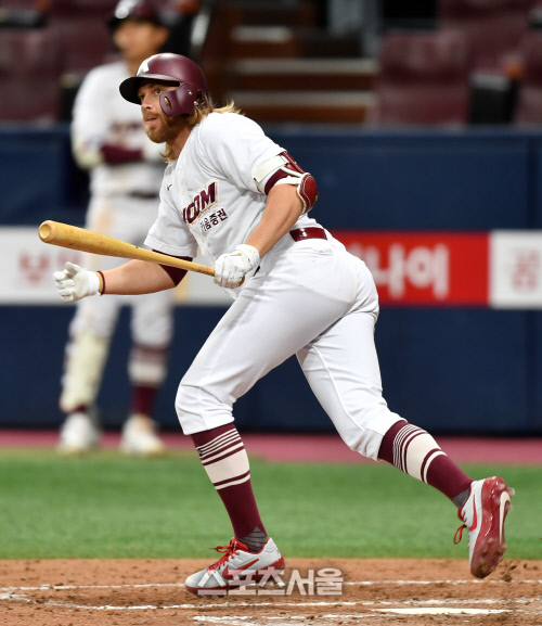 키움 백팀 2번 모터가 14일 고척스카이돔에서 진행되는 키움히어로즈 자체청백전 4회말 2사 1,2루에서 안타를 치고 1루로 향하고 있다. 2020. 4. 15.고척 | 강영조기자kanjo@sportsseoul.com