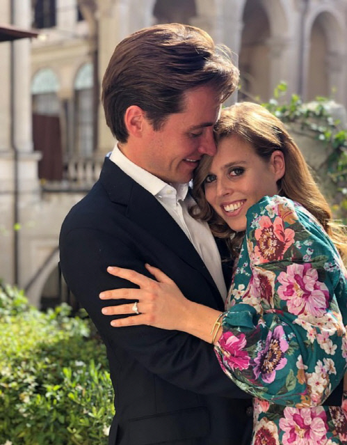 영국 엘리자베스 여왕의 손녀 베아트리체 공주(오른쪽)와 약혼자 에드왈드 마펠리 모지의 결혼식이 코로나19 여파로 공식 취소됐다. 출처|데일리메일