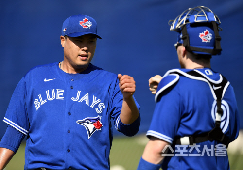토론토 블루제이스 류현진이 지난 2월 17일(한국시간) 플로리다 더니든 바비 매틱 트레이닝 센터에서 열린 스프링캠프에 참가해 불펜 피칭 후 포수 대니 존슨과 하이파이브를 하고 있다.  더니든 | 최승섭기자 thunder@sportsseoul.com