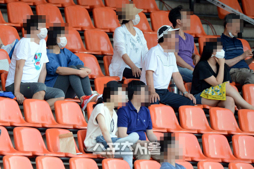 코로나19 여파에 따른 제한적 관중 입장의 모습은 어떠할까. 사진은 지난 2015년 메르스 사태 당시 성남FC와 포항 스틸러스의 경기가 열린 탄천종합운동장을 찾은 관중의 모습. 이주상기자.rainbow@sportsseoul.com