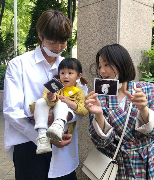 개그우먼 허민(오른쪽)이 29일 남편 정인욱(왼쪽), 딸과 함께 초음파사진을 공개하며 둘째 임신 사실을 알렸다. 출처|허민SNS