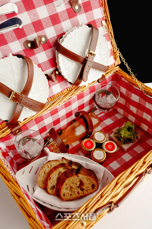 피크닉 기분을 만끽할 수 있도록 개발한 회현 사워도우 브레드 바스켓. 제공| 레스케이프 호텔