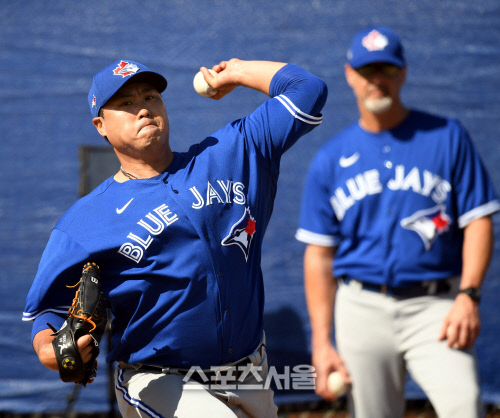 토론토 블루제이스 류현진이 17일(한국시간) 플로리다 더니든 바비 매틱 트레이닝 센터에서 열린 스프링캠프에 참가해 불펜 피칭을 하고 있다. 뒤는 퍼터 존슨 투수 코치. 최승섭기자 thunder@sportsseoul.com