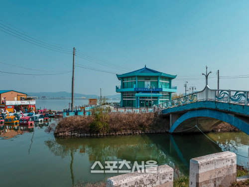 평택호관광지 수변테크 사색의 길. 레저타운 앞 주차장에서 바라본 평택호. 제공|한국관광공사