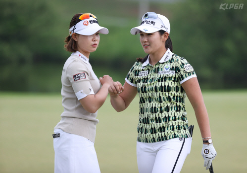 임희정이 동갑내기 친구 박현경과 팔꿈치 인사를 하고 있다. 제공=KLPGA