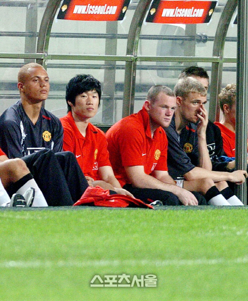 맨체스터 유나이티드 박지성(왼쪽에서 두번째)이 2007년 7월20일 FC서울과의 친선경기에서 후반에 교체된 동료 웨인 루니(왼쪽에서 세번째)와 함께 벤치에서 경기를 지켜보고 있다. 박진업기자