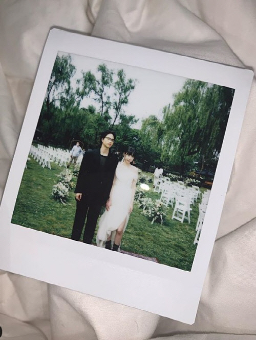 밴드 혁오의 기타리스트 임현제(왼쪽)가 17일 야외에서 결혼식을 올렸다. 출처|임현제SNS