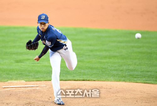 NC 구창모가 20일 잠실구장에서 열린 2020 KBO리그 두산과 NC의 경기에 선발 등판해 힘차게 공을 던지고 있다. 박진업기자 upandup@sportsseoul.com