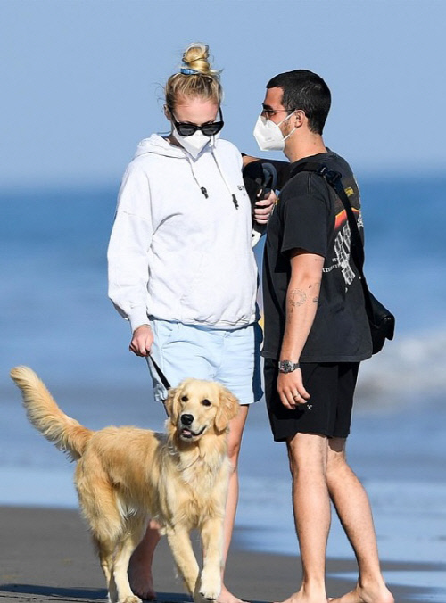 배우 소피 터너(왼쪽)와 조 조나스 부부. 출처|데일리메일