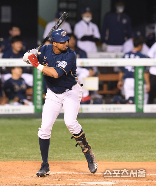 지난 21일 잠실 두산전에서 타석에 선 NC 애런 알테어. 손등 부상이 반복되자 왼쪽 손등에 보호대를 착용하고 있다. 잠실 | 김도훈기자 dica@sportsseoul.com