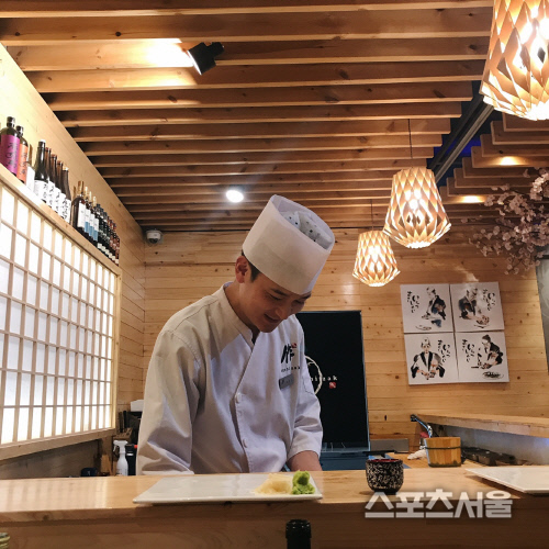 손님에게 대접하고 있는 셰프의 모습. 양미정 기자 certain@sportsseoul.com